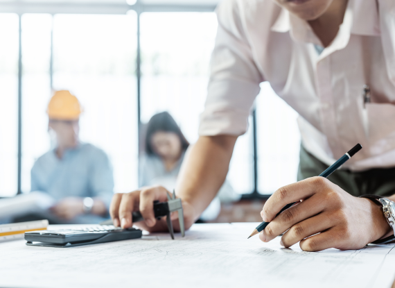 foto de arquitecto mirando planos