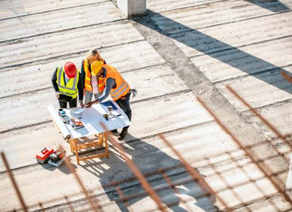 foto ingenieros en la obra supervisando