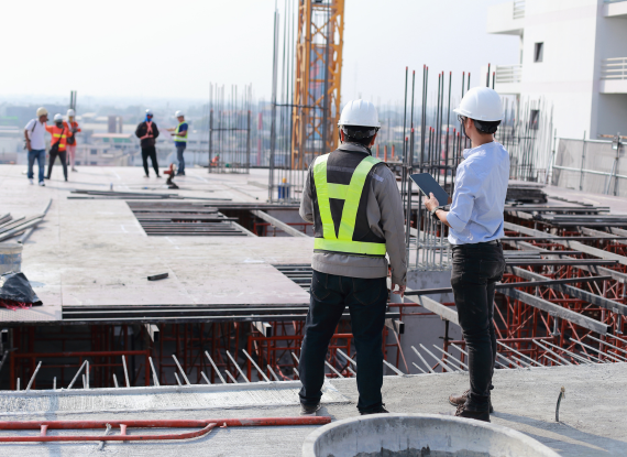 foto ingenieros en la obra supervisando