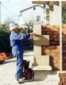 foto vivienda con detalles corbán en pilastra